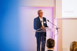 Photo de Stéphane Martin sur scène à l'AG 2025