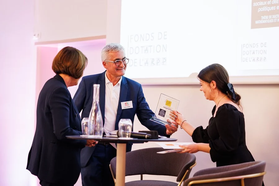 Photo de la remise du prix Marie-Dominique Hagelsteen à Vera Sosnovik, par Stéphane Martin, Directeur général de l'ARPP et Chrsitine Albanel, Présidente de l'ARPP