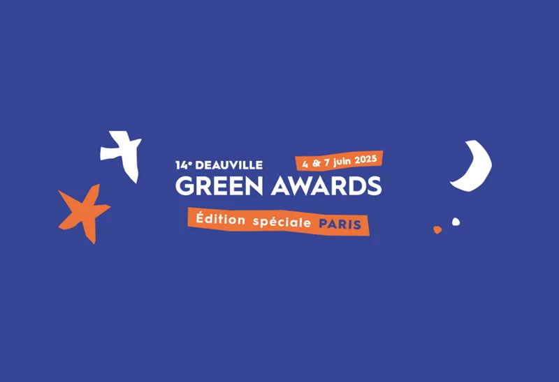 Visuel du 14e Green Awards Deauville Festival, fond bleu avec écrit dessus en blanc et orange "juin 2025 - Green Awards Deauville - Festival international du film responsable"
