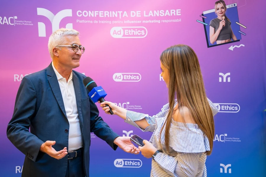 Stéphane Martin, DG de l'ARPP est interviewé devant un fond violet avec le logo « Ad Ethics » en Roumanie