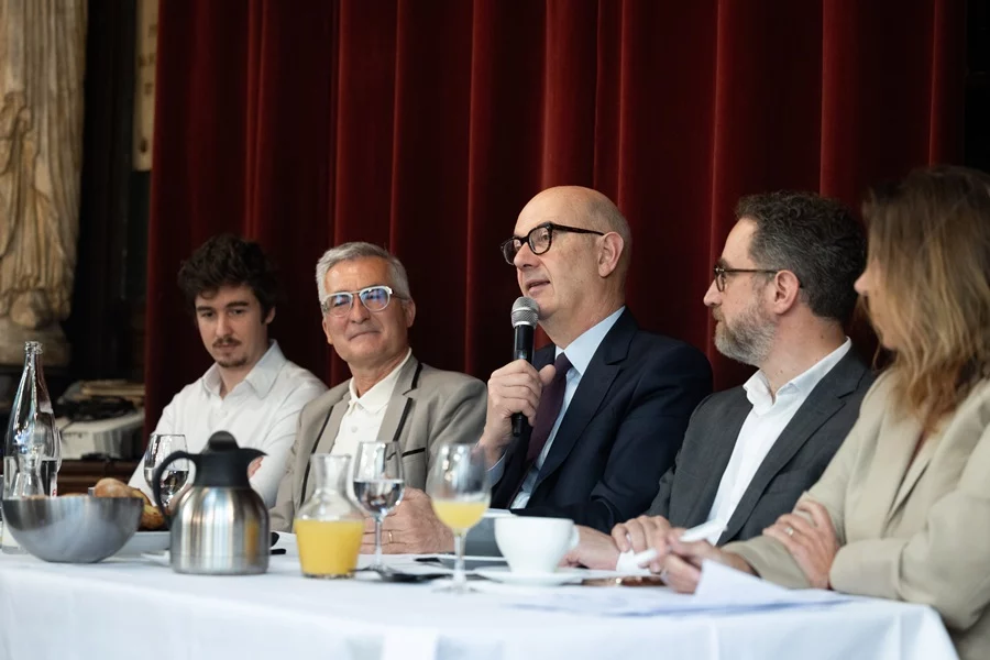 Photo de stéphane martin à une table ronde lors du petit-déjeuner organisé par VOXA