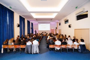 Photo prise pendant l'AG 2025 avec Stéphane Martin, le Directeur Générale, sur la scène