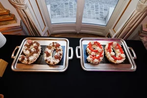 Photos des deux gateaux 90 ans, celui à gauche au chocolat et celui de droite a la fraise