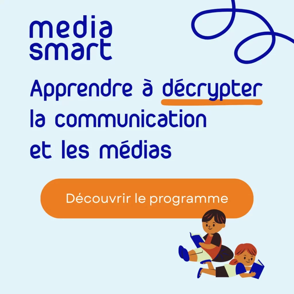 Image avec fond bleu clair : Texte : « media smart – Apprendre à décrypter la communication et les médias » Bouton orange : « Découvrir le programme » Illustration de deux enfants, l’un lit, l’autre écrit.